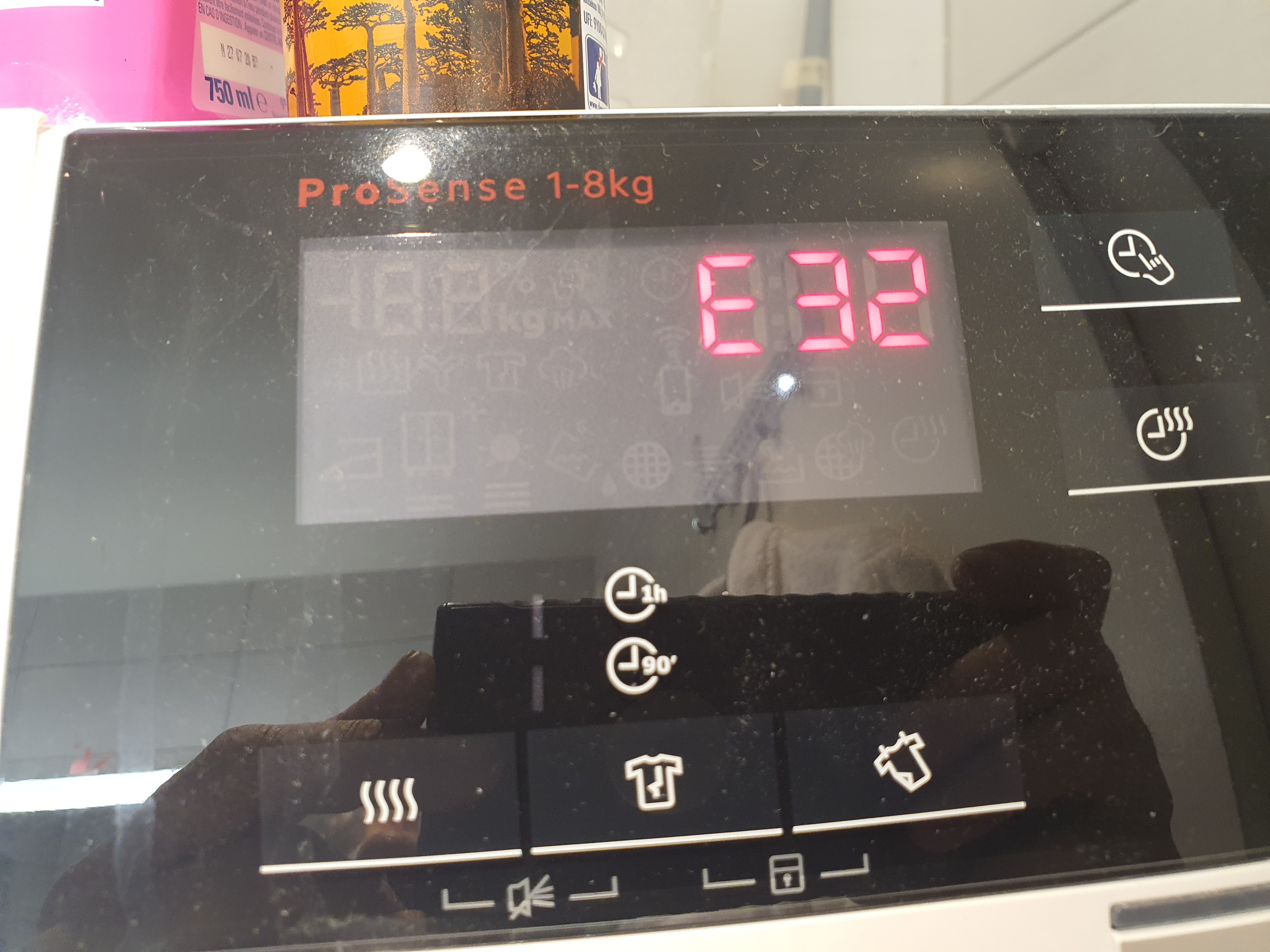 Diagnostic visuel de l'erreur E32 sur un appareil AEG