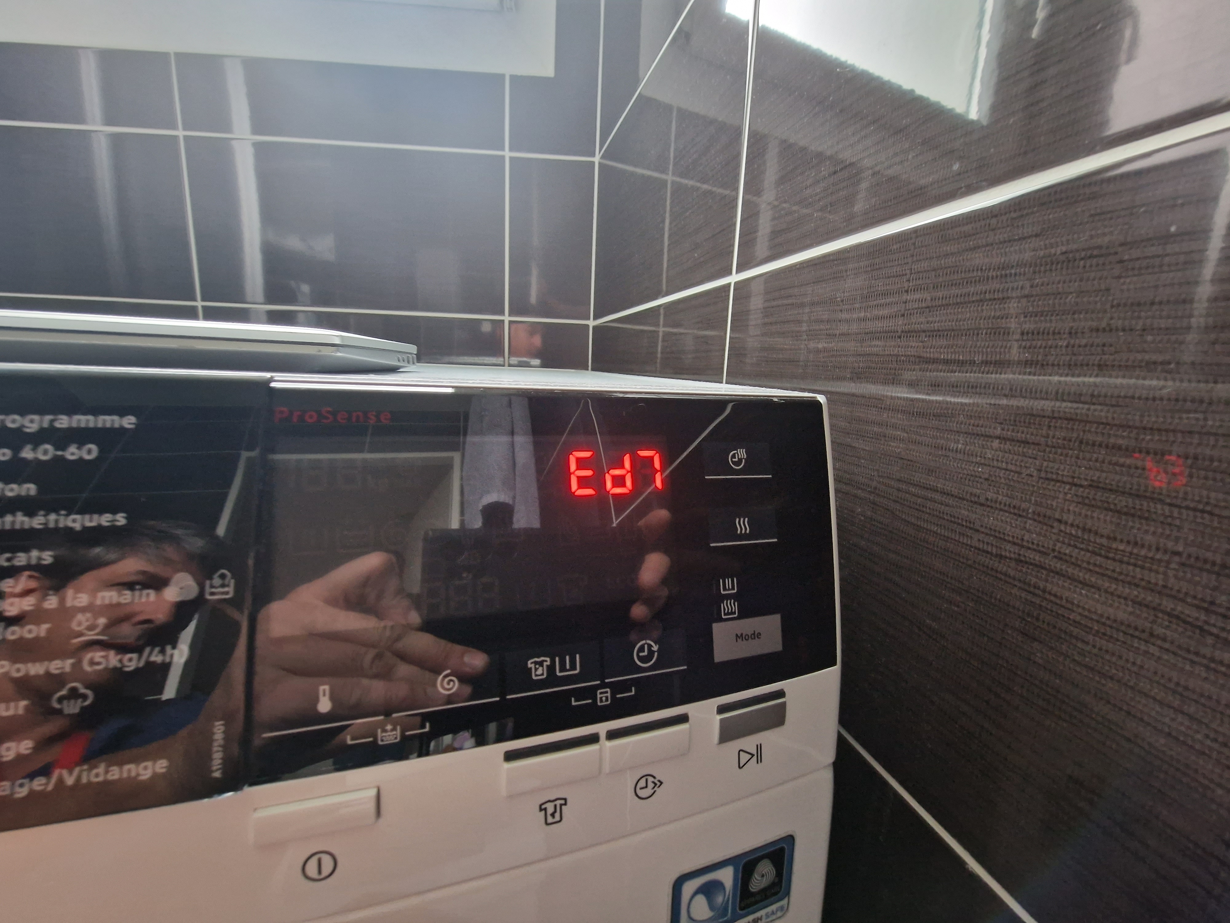 Diagnostic visuel de l'erreur E47 sur un appareil AEG