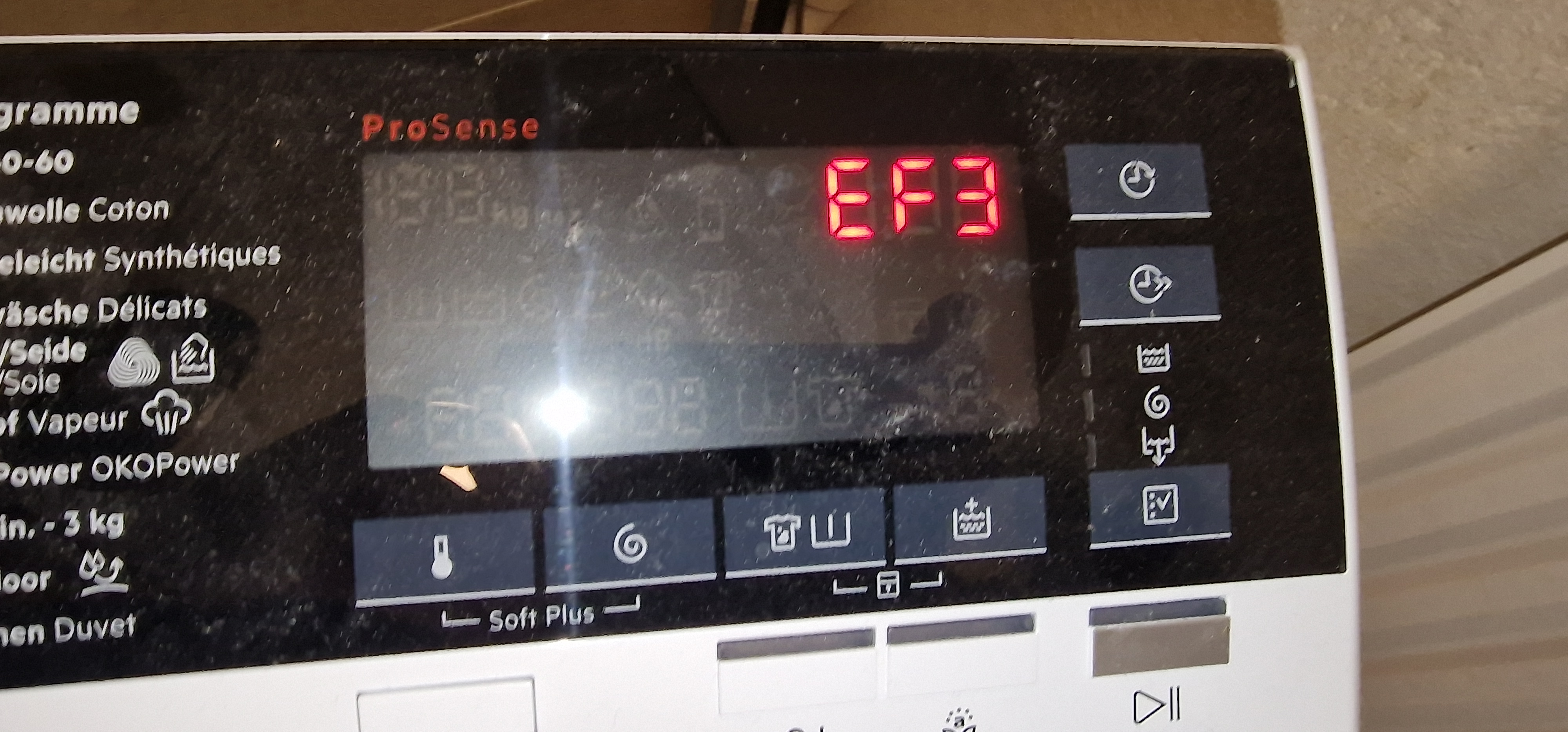 Diagnostic visuel de l'erreur E63 sur un appareil AEG