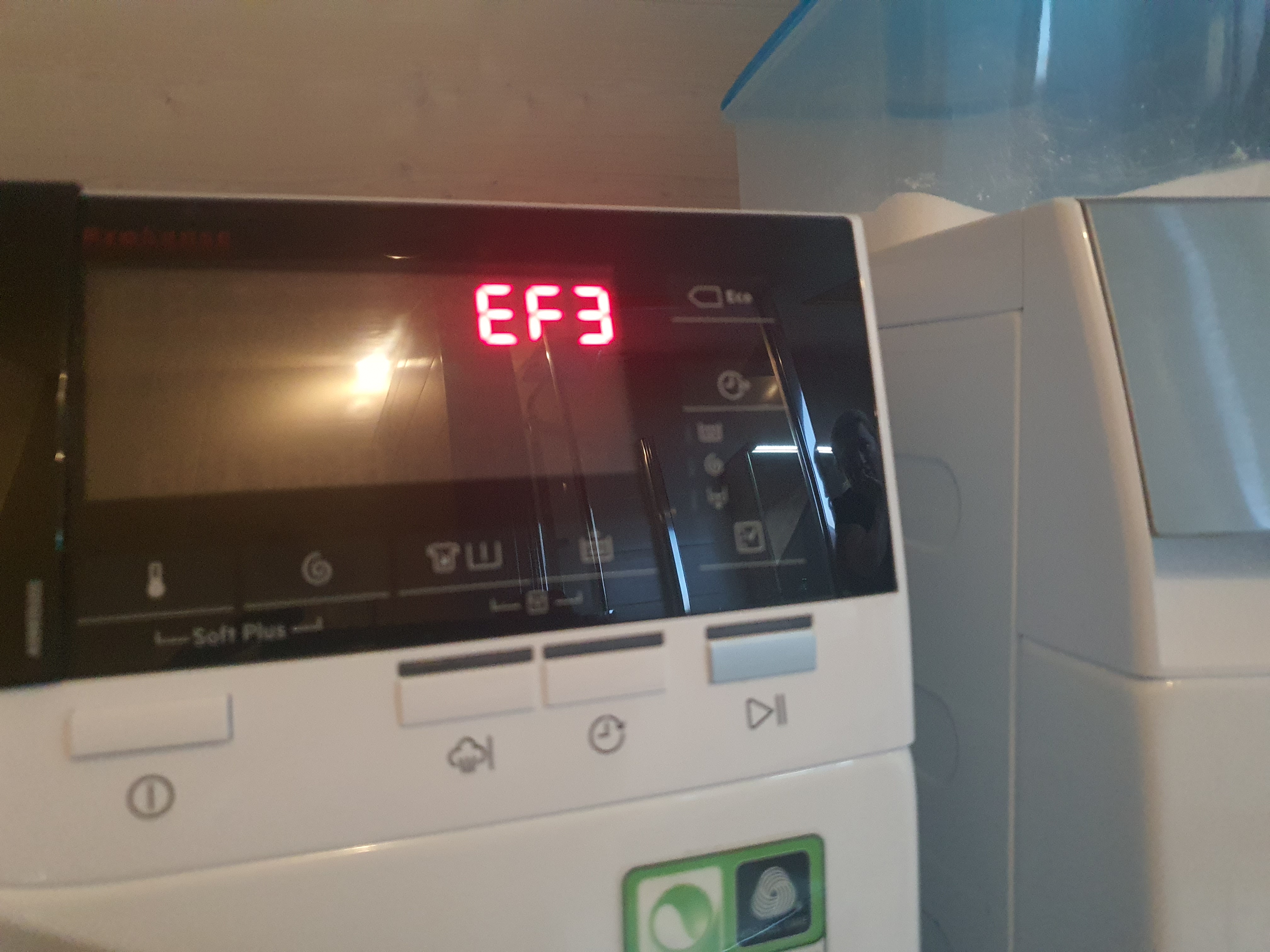 Diagnostic visuel de l'erreur EF3 sur un appareil AEG