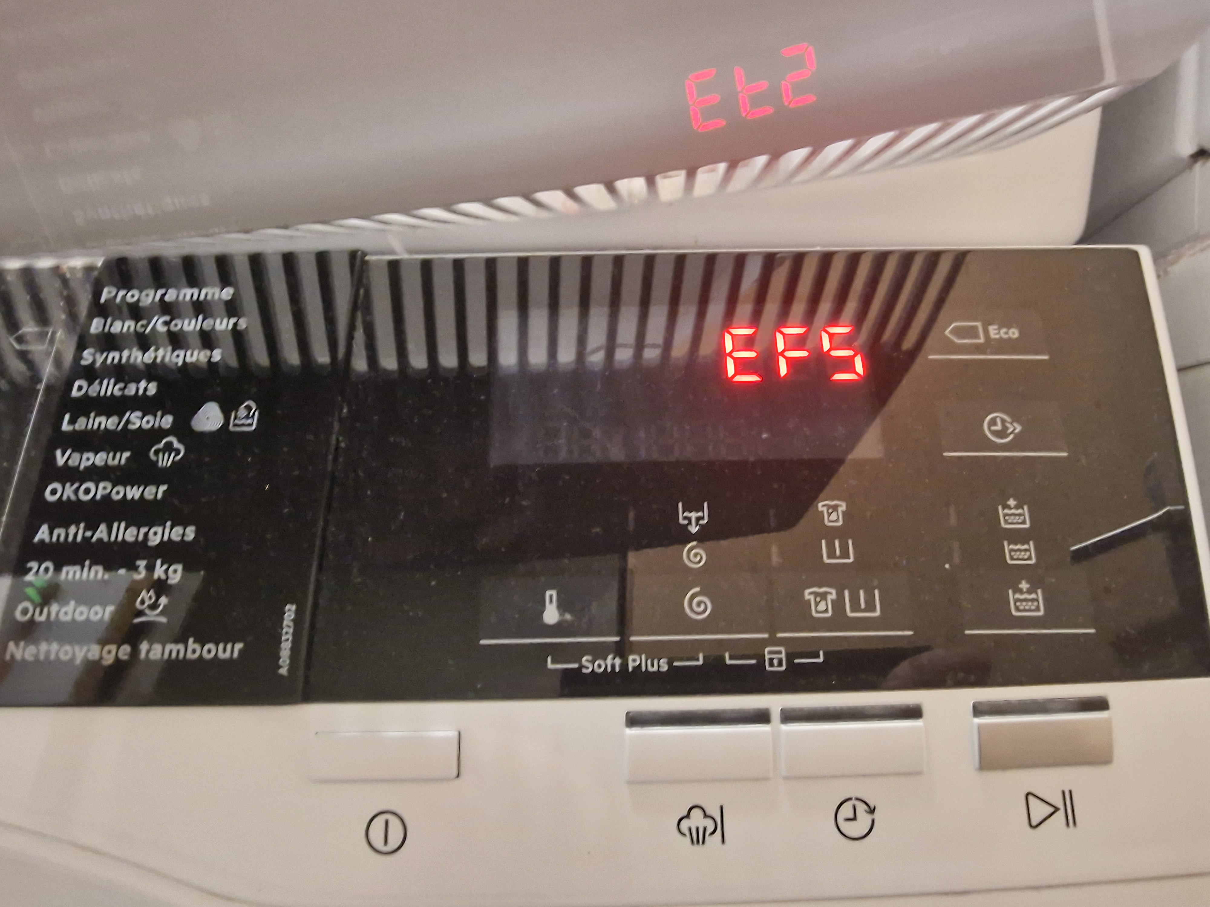 Diagnostic visuel de l'erreur EF5 sur un appareil AEG