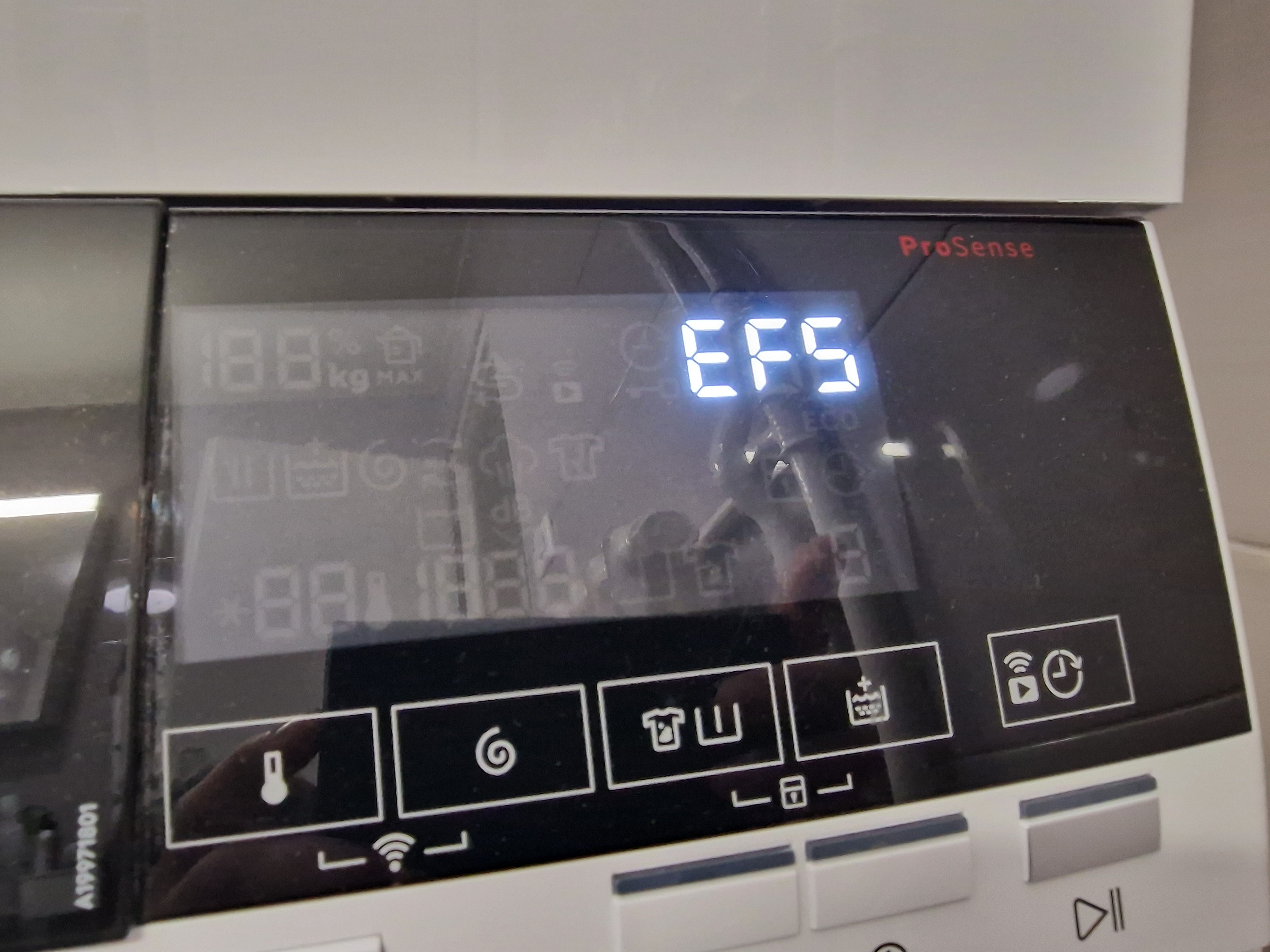 Diagnostic visuel de l'erreur E30 / EF0 sur un appareil AEG